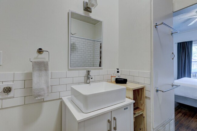 Building Photo - Fully Furnished in Owen Park!