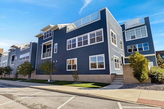 Building Photo - 412 W Shoreline Dr