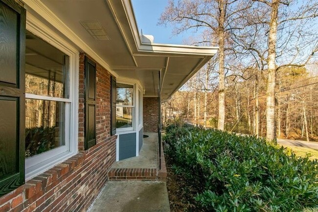 Building Photo - 2805 Pine Hill Dr