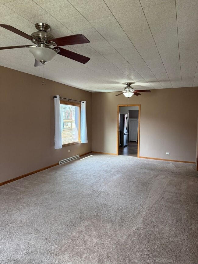 Building Photo - 3 Bed, 2 Bath Home with Garage