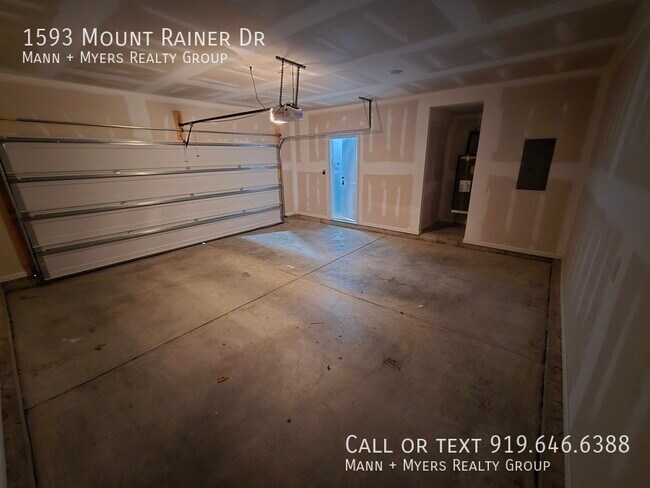 Building Photo - 1593 Mount Rainer Dr