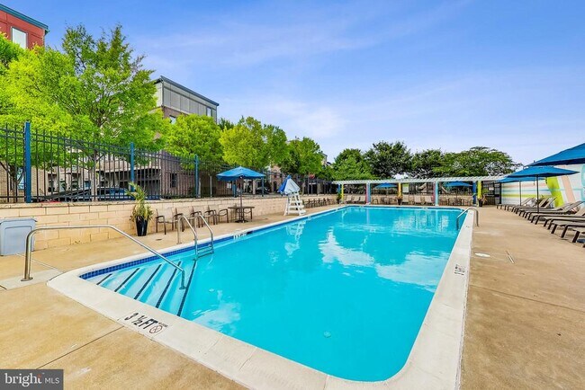 Building Photo - 4550 Longfellow St