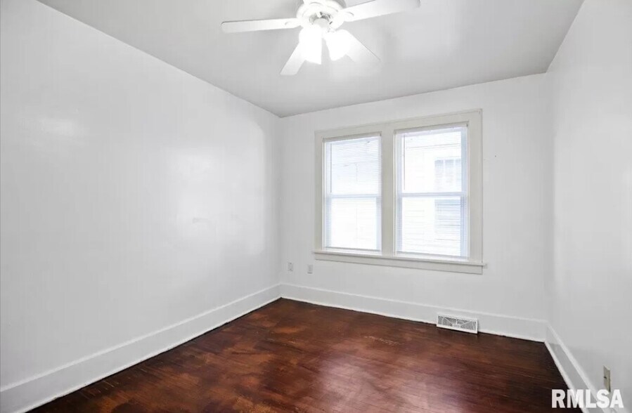 Main bedroom. - 1029 W Monroe St