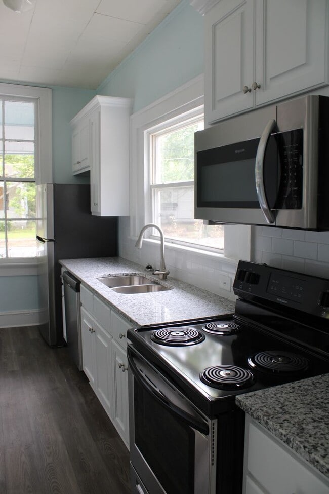 Building Photo - 404 Vance St NE