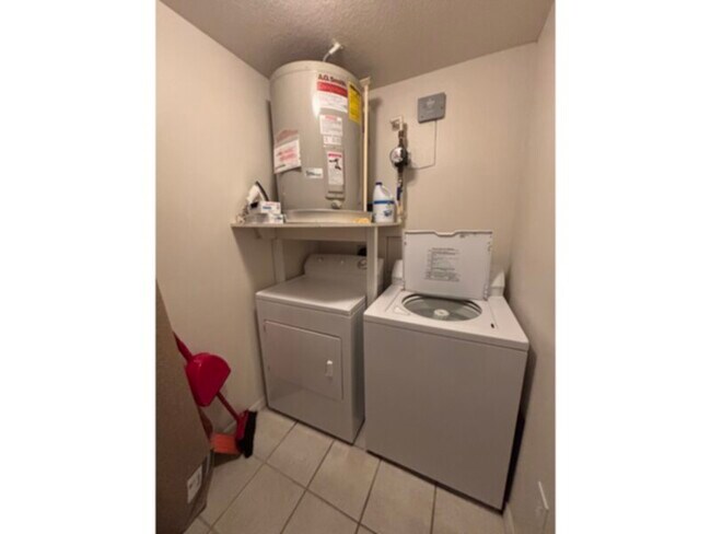 Building Photo - Annual 2-bedroom Condo in The Gardens At Beach Walk! Water Included!