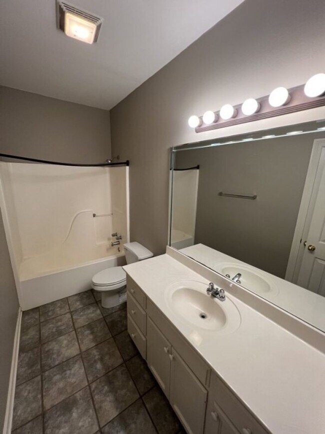 Building Photo - Location!  Location!  3 bedroom, 2 bath ho...