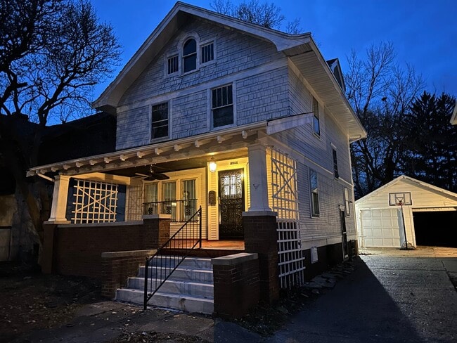 Building Photo - 1105 N Bourland Ave