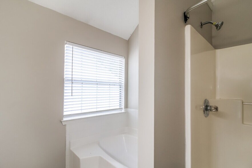 Building Photo - 2915 Russ Ln