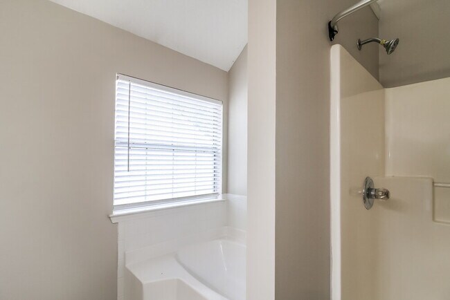 Building Photo - 2915 Russ Ln