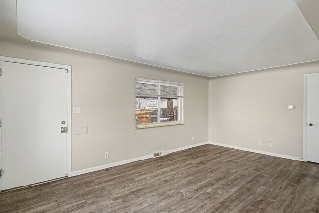 Building Photo - Front Unit - Duplex - 4bed 2bath - Finished Basement!