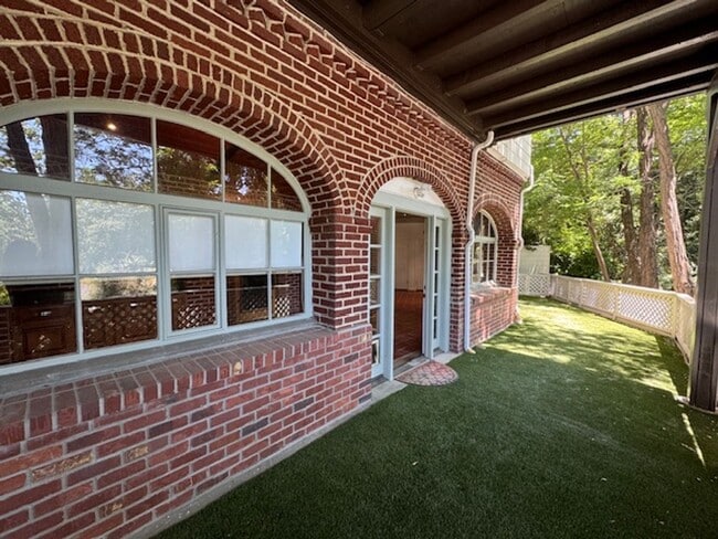 Building Photo - Tri-level townhome in highly desirable Dia...