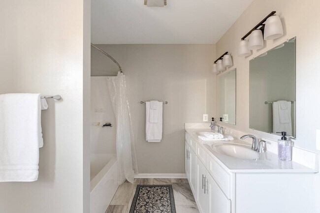 Building Photo - 301 Rollason Dr