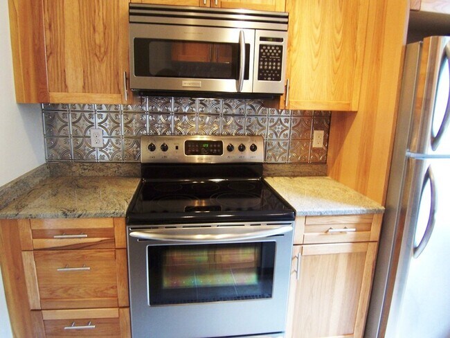 Building Photo - 61 Park Dr