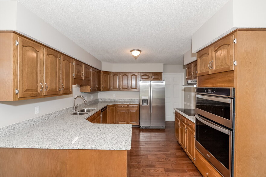 Building Photo - 3933 Hillshire Dr