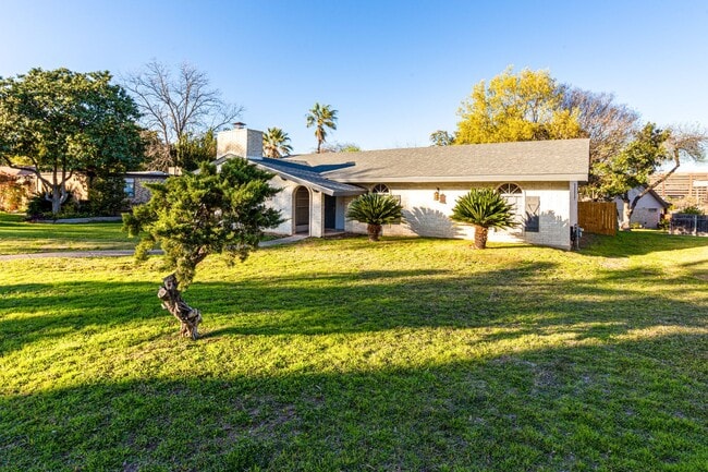 Building Photo - BEAUTIFULLY RENOVATED ONE STORY HOME IN A ...