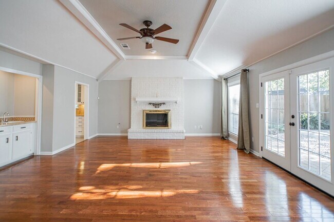 Building Photo - 19 Lancelot Ln