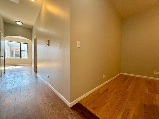 Building Photo - 556 W 37th St