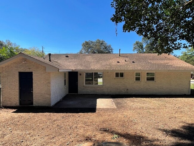Building Photo - Gorgeous FULLY REMODELED 3 Bedroom/2Bath