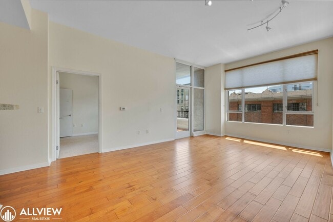 Building Photo - Location, Luxury, and Lifestyle – Top Floo...