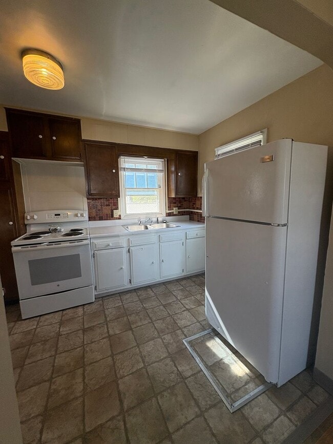 Building Photo - 1 bed 1 bath house