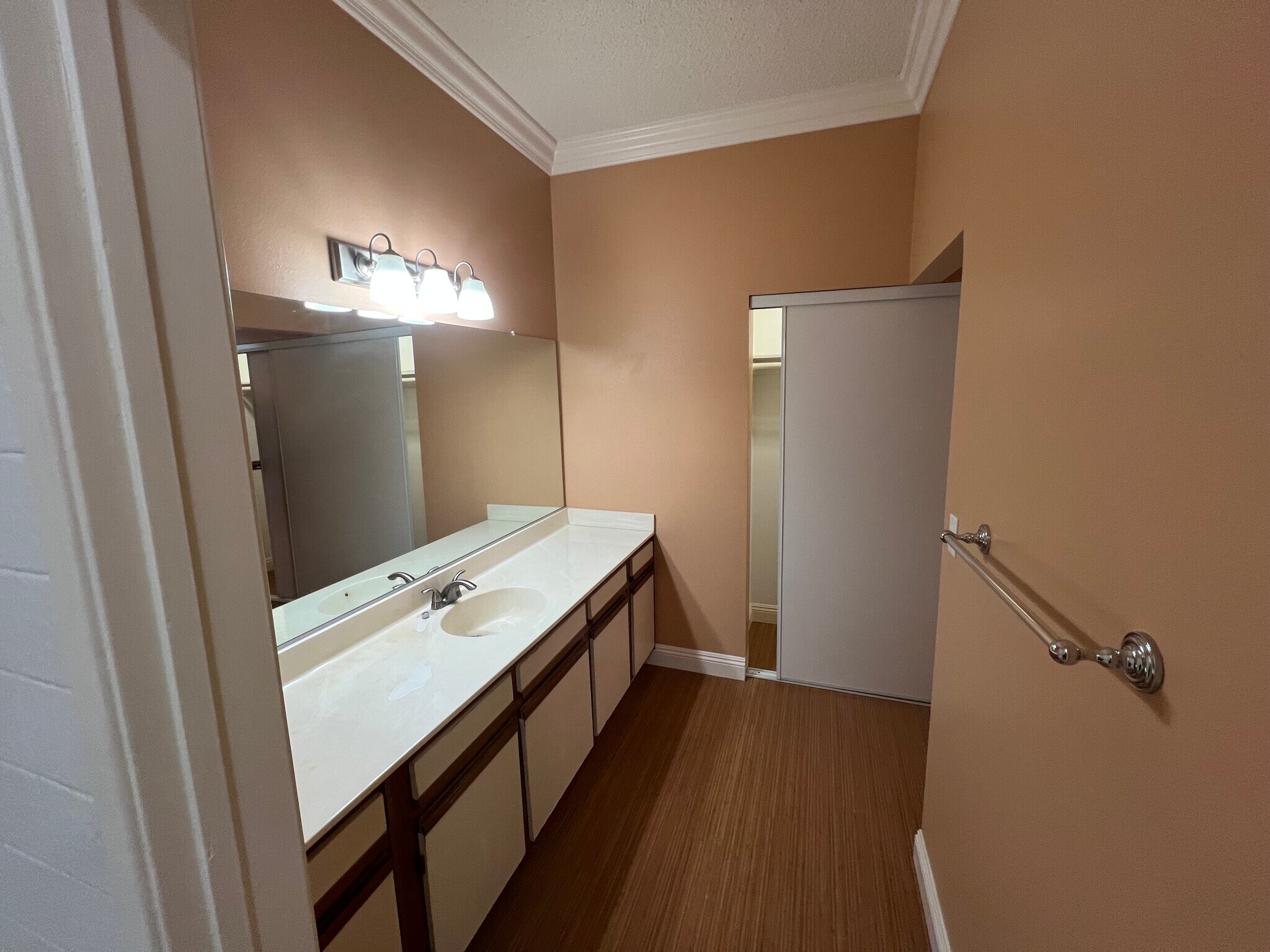 Building Photo - 533 S St Andrews Pl