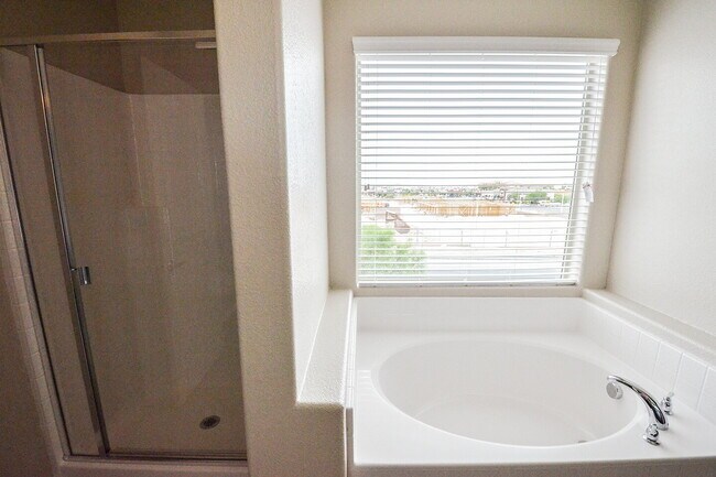 Building Photo - "Spacious 4-Bedroom Retreat with 2.5 Baths in Vibrant Las Vegas Locale!"