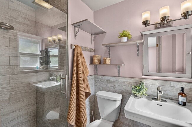 Building Photo - Spacious 4-Bed Oasis with 2 Full Baths