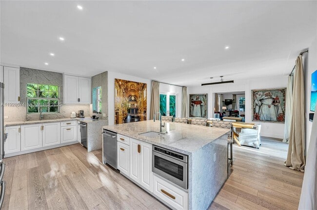 Building Photo - 607 Melaleuca Ln