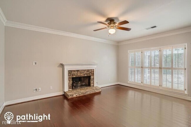 Building Photo - 4 br, 2.5 bath House - 1045 Mayfield Manor...