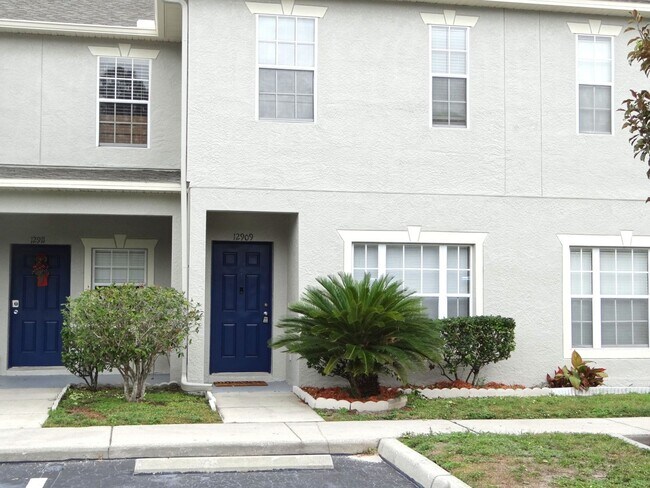 Building Photo - 3b / 2.5 bath  townhome in gated community