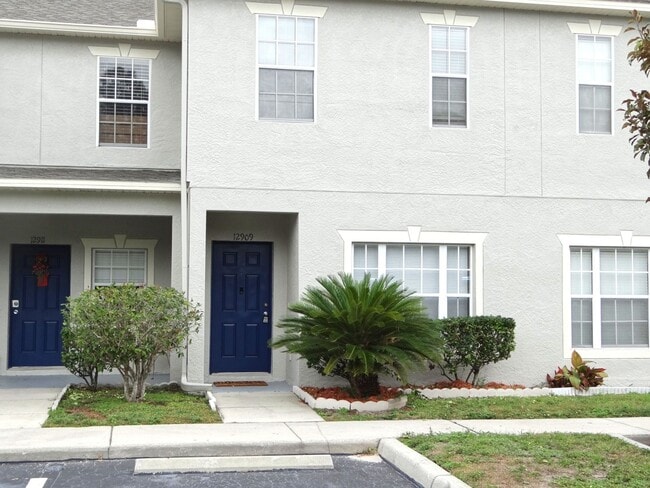 Building Photo - 3b / 2.5ba  townhome in gated community