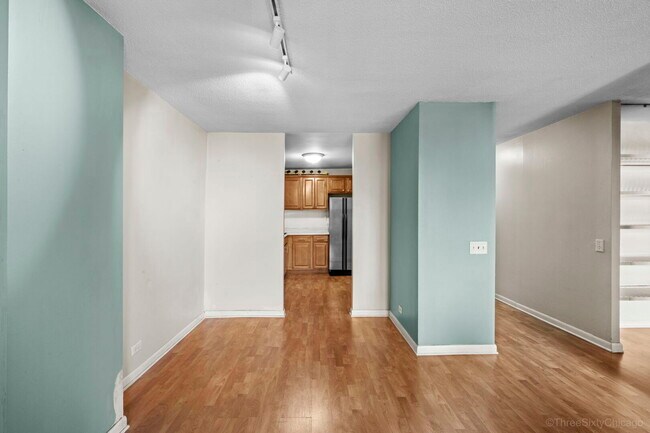 Building Photo - 899 S Plymouth Ct