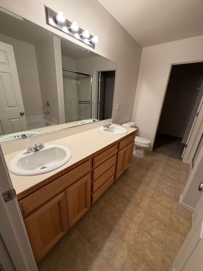 Building Photo - New carpet + Paint! 2 bed|2.5 bath + bonus room townhome