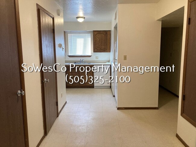 Building Photo - 2 bedroom 1.5 Bath with laundry hook ups