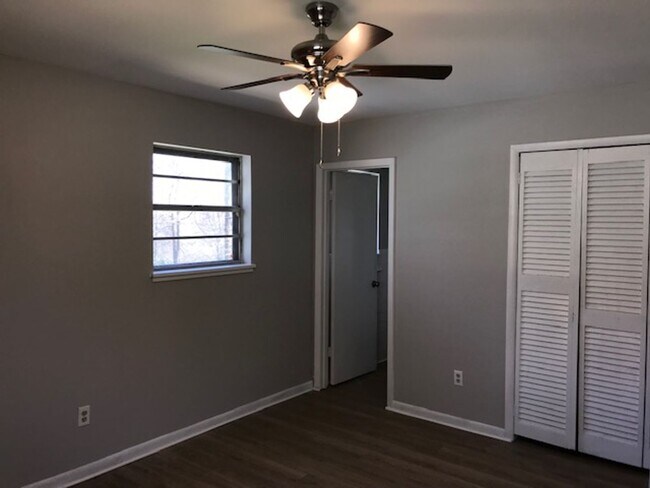 Building Photo - Nice Benton Home