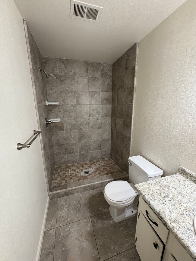 Building Photo - Spacious Home Available Now!