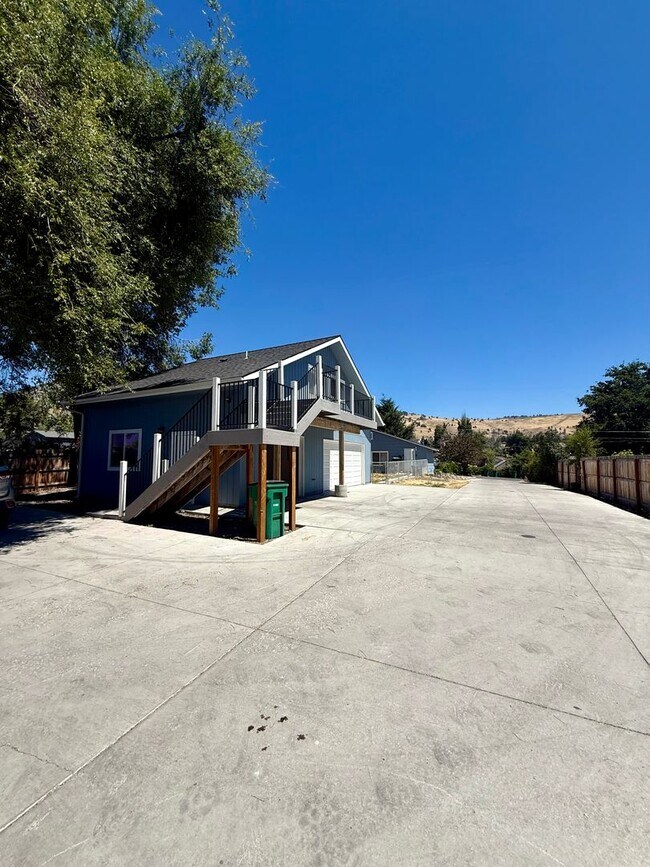 Building Photo - AMAZING 1-BEDROOM, 1-BATH UNIT WITH GARAGE
