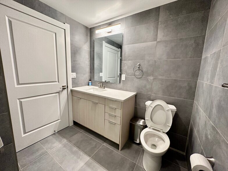 Building Photo - 2500 N High St