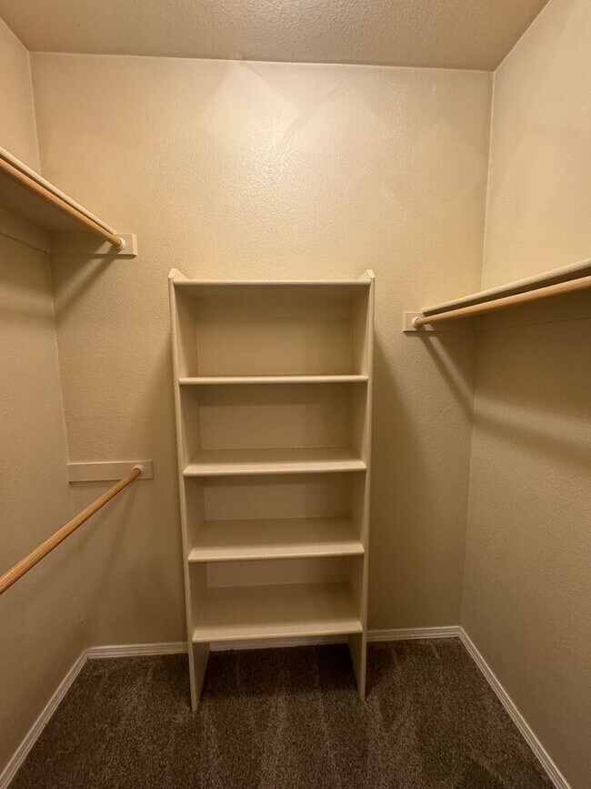 Building Photo - Gated West Side 2 bedroom/2 bath condo