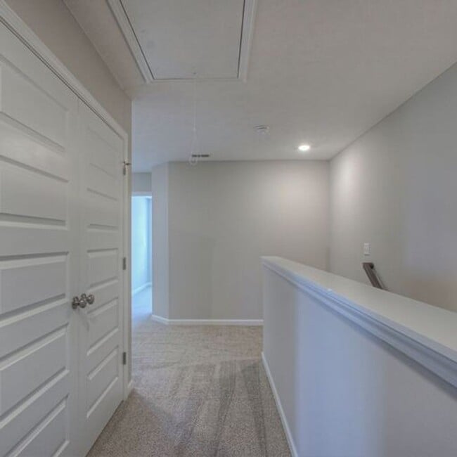 Building Photo - Upgraded, Luxury Townhouse