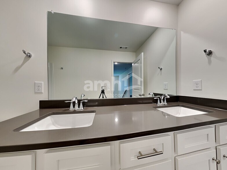 Building Photo - 4010 Chivalry Dr