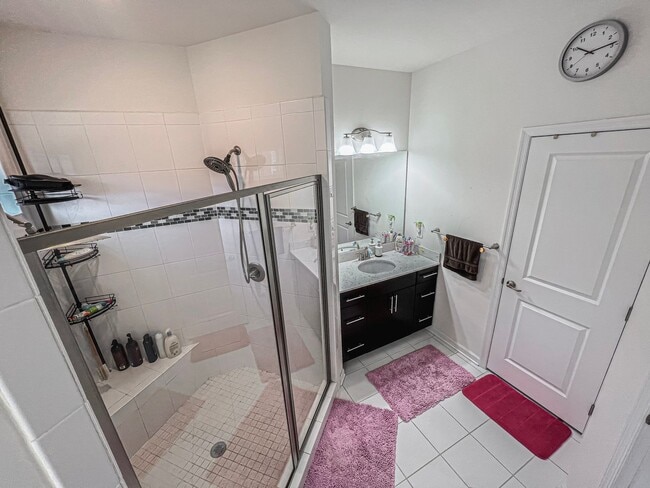 Building Photo - Stunning and Spacious 3 Bed, 2.5 Bath End-...