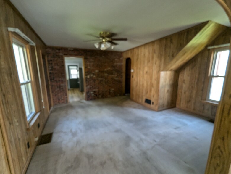 Building Photo - 255 Bricker St