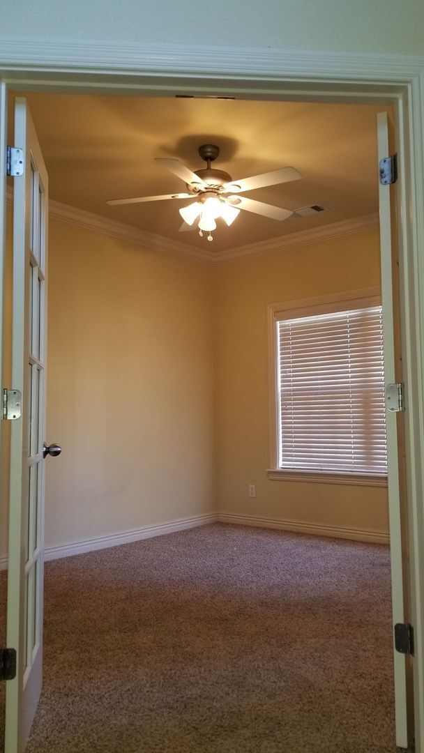Building Photo - 4 bed 2.5 bath townhome with 2 car garage