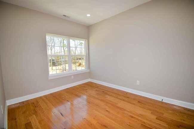 Building Photo - 438A Redwood Ave