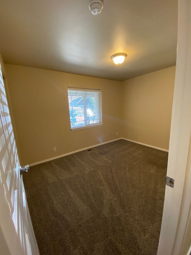 Building Photo - Beautiful Single-Level Home in Desirable NE Bend Community