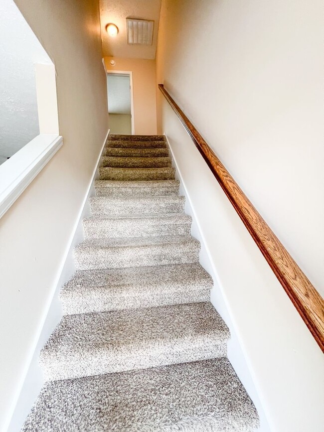 Building Photo - 2 Bedroom 1.5 Bathroom Townhome!!!