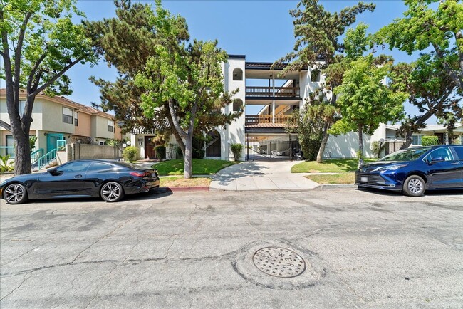 Building Photo - Beautiful Glendale Apartment!