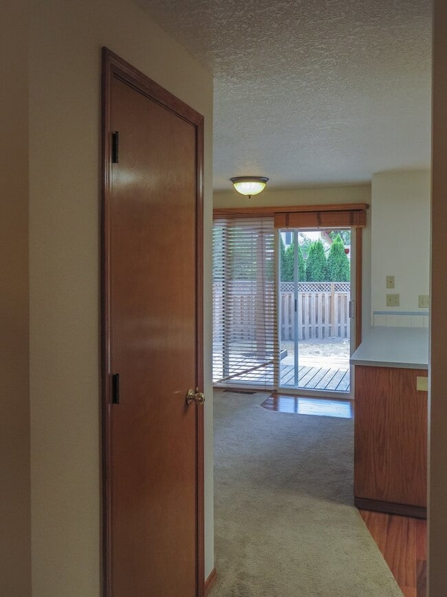 Building Photo - Charming 3 bedroom 2 bathroom home availab...