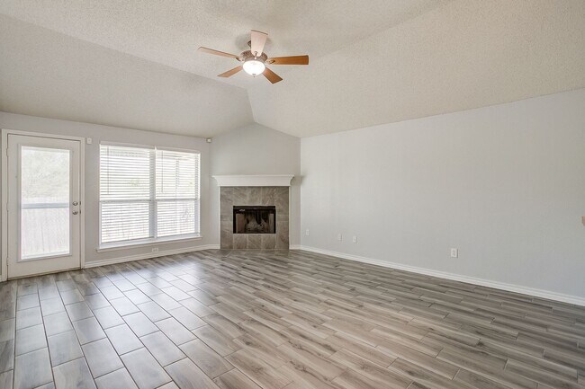 Building Photo - Welcome Home- Stylish 3 Bedroom, 2 Bath Ho...